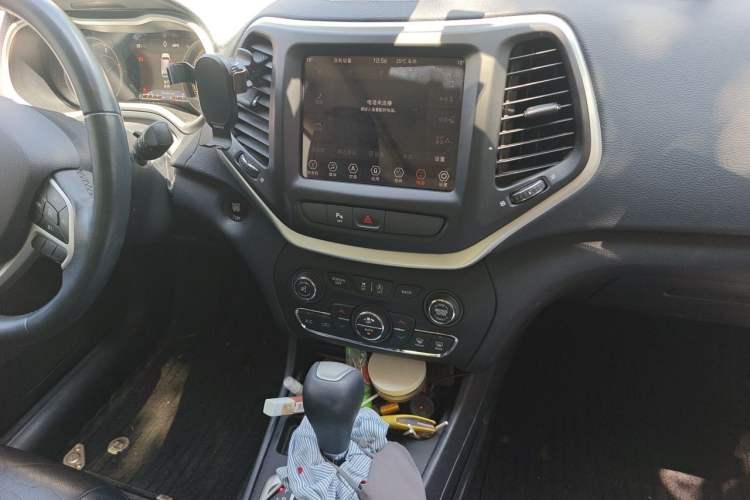 Used Jeep Cherokee 2017 2.0L Superior Edition Audio And AC Panel