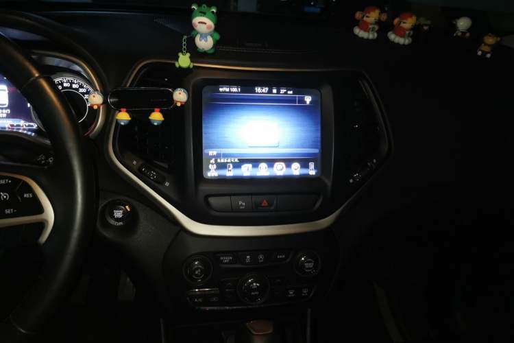 Used Jeep Cherokee 2017 2.0L Superior Edition Audio And AC Panel