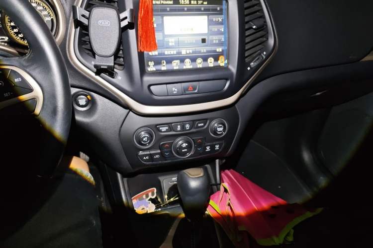 Used Jeep Cherokee 2017 2.0L Superior Edition Audio And AC Panel