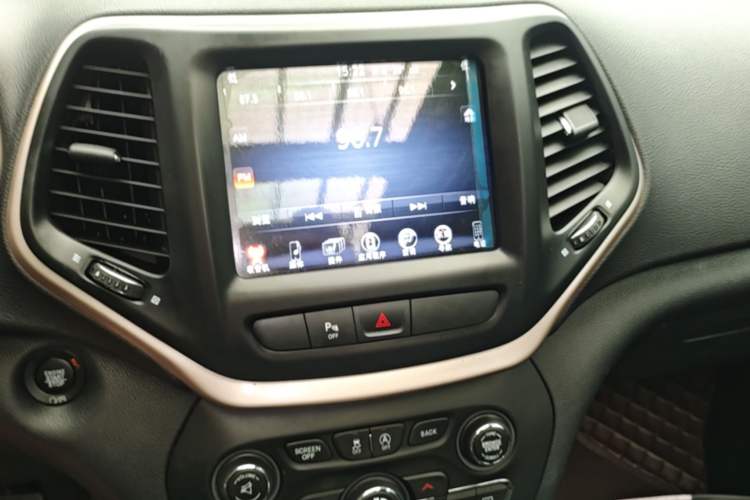 Used Jeep Cherokee 2017 2.0L Superior Edition Audio And AC Panel