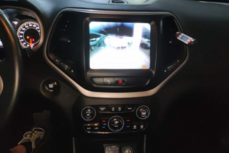Used Jeep Cherokee 2017 2.4L Leading Smart Edition Audio And AC Panel