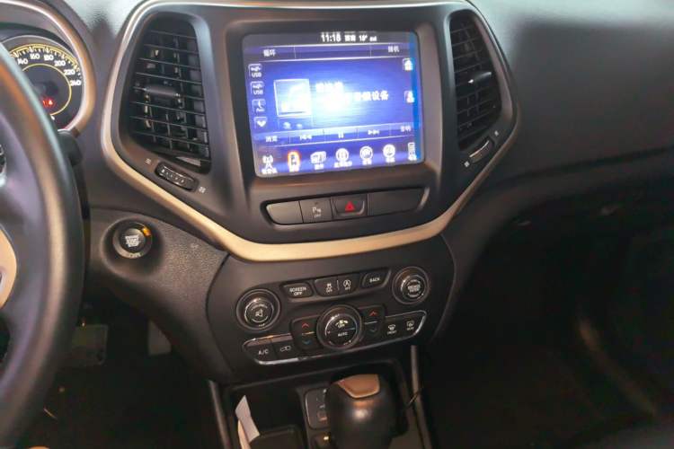 Used Jeep Cherokee 2017 2.4L Leading Smart Edition Audio And AC Panel