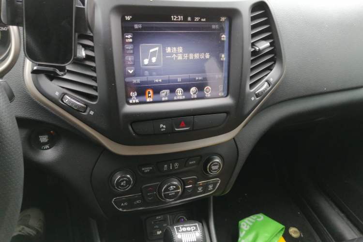Used Jeep Cherokee 2017 2.0L Superior Edition Audio And AC Panel