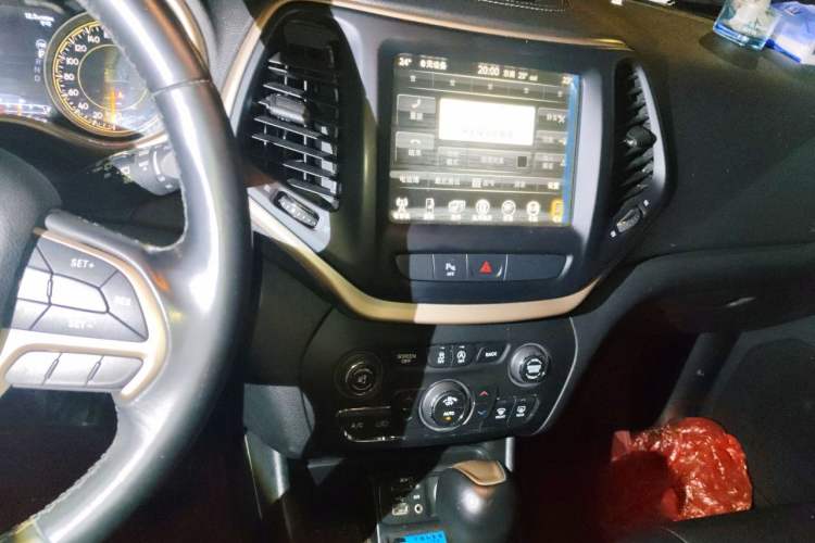Used Jeep Cherokee 2017 2.0L Superior Edition Audio And AC Panel