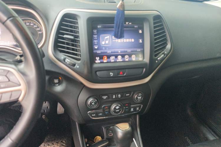 Used Jeep Cherokee 2017 2.0L Superior Edition Audio And AC Panel