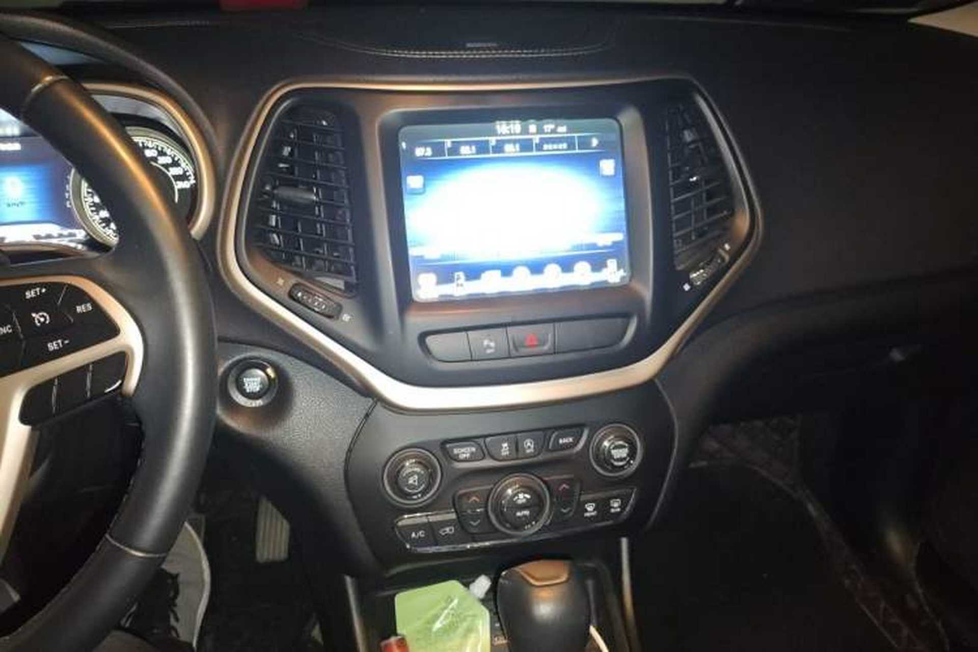 Used Jeep Cherokee 2017 2.0L Superior Edition Audio And AC Panel