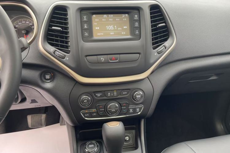 Used Jeep Cherokee 2017 2.4L Professional Edition Audio And AC Panel
