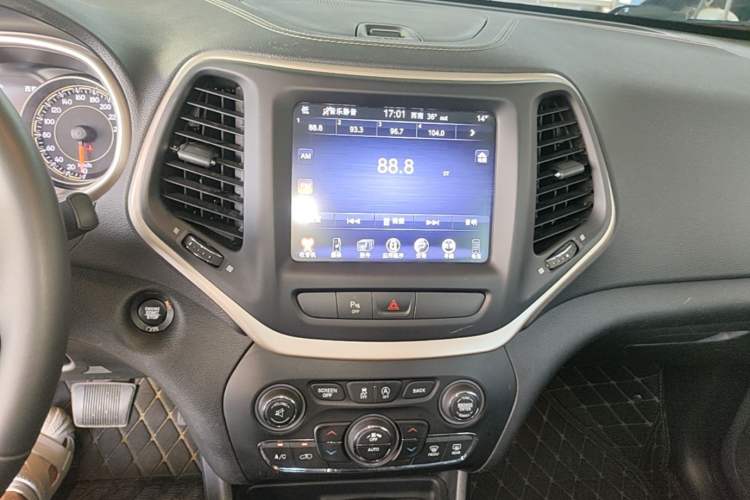 Used Jeep Cherokee 2017 2.4L Leading Smart Edition Audio And AC Panel