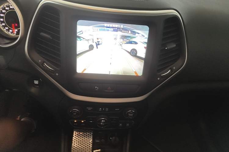 Used Jeep Cherokee 2017 2.4L Leading Smart Edition Audio And AC Panel