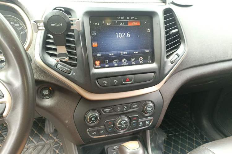 Used Jeep Cherokee 2017 2.4L Superior Edition Audio And AC Panel
