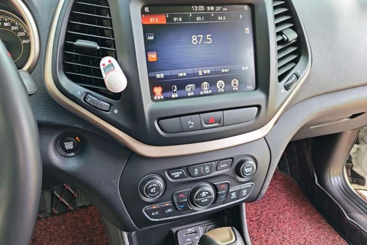 Used Jeep Cherokee 2017 2.0L Superior Edition Audio And AC Panel