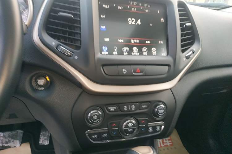 Used Jeep Cherokee 2017 2.0L Superior Edition Audio And AC Panel