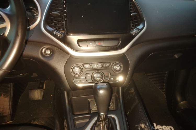 Used Jeep Cherokee 2017 2.4L Leading Edition Audio And AC Panel