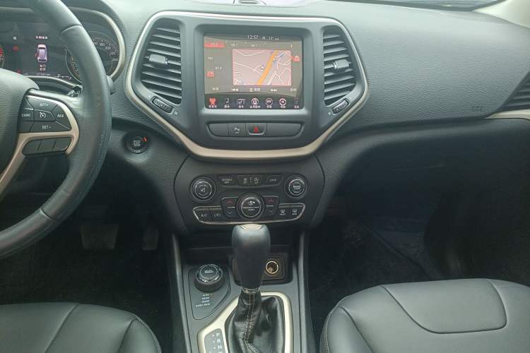 Used Jeep Cherokee 2017 2.4L Professional Smart Edition Audio And AC Panel