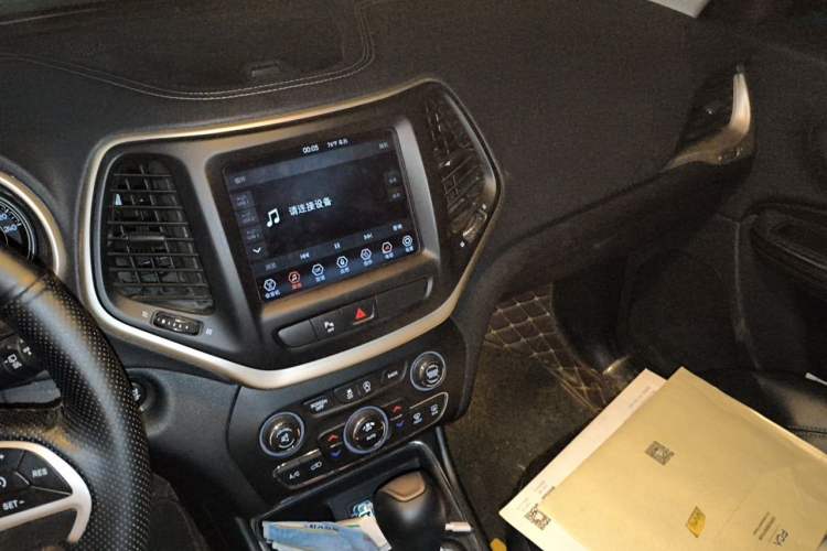Used Jeep Cherokee 2017 2.0L Superior Edition Audio And AC Panel