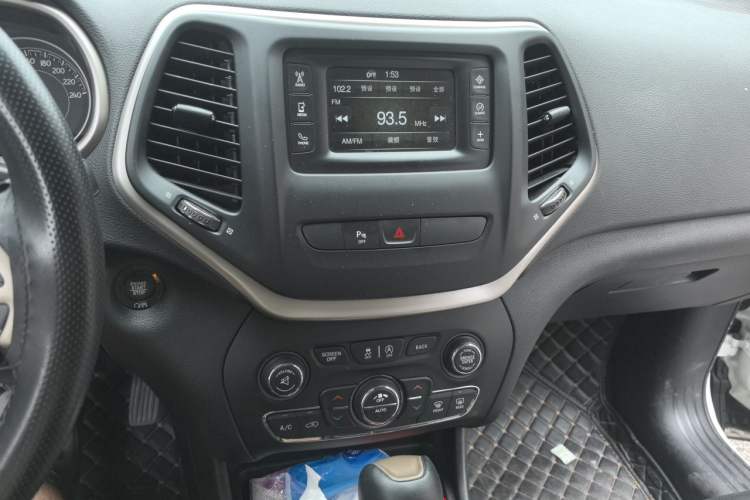Used Jeep Cherokee 2017 2.4L Leading Edition Audio And AC Panel