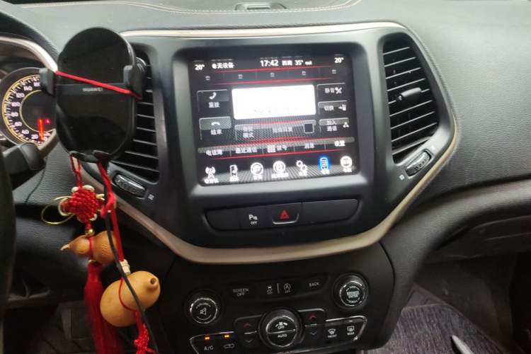 Used Jeep Cherokee 2017 2.0L Superior Edition Audio And AC Panel