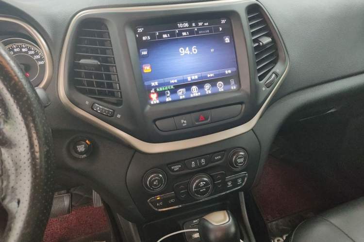 Used Jeep Cherokee 2017 2.0L Superior Edition Audio And AC Panel