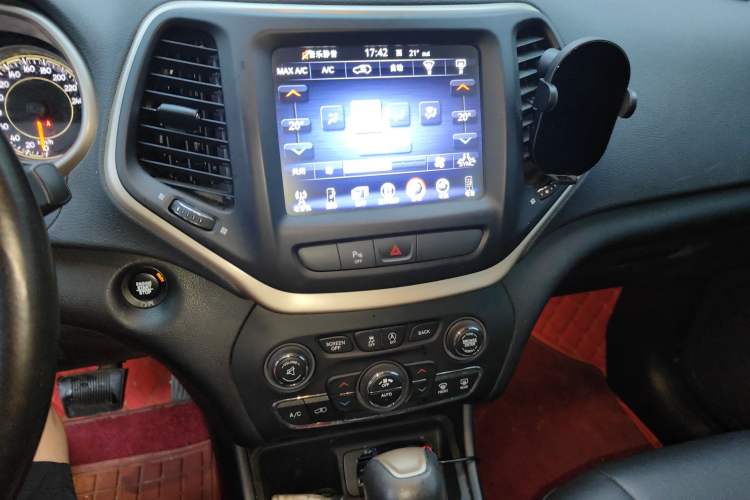 Used Jeep Cherokee 2017 2.0L Superior Edition Audio And AC Panel