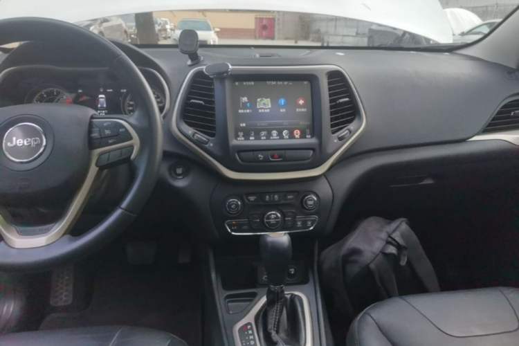 Used Jeep Cherokee 2017 2.0L Superior Edition Audio And AC Panel