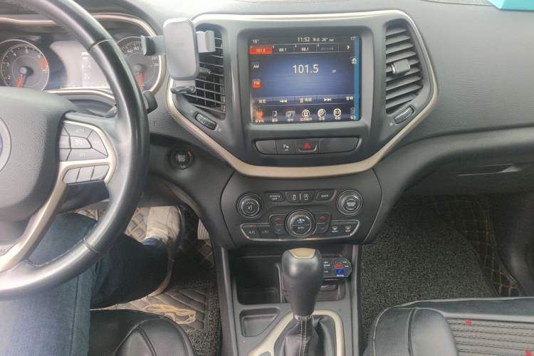 Used Jeep Cherokee 2017 2.0L Superior Edition Audio And AC Panel