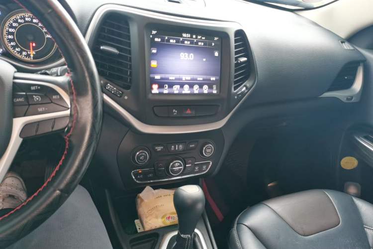Used Jeep Cherokee 2017 2.0L Superior Edition Audio And AC Panel