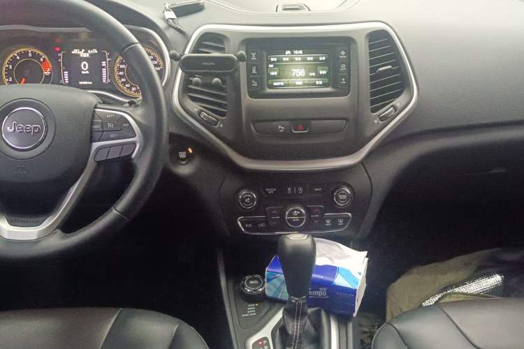 Used Jeep Cherokee 2017 2.4L Professional Edition Audio And AC Panel