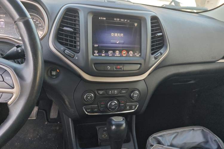 Used Jeep Cherokee 2017 2.4L Leading Smart Edition Audio And AC Panel