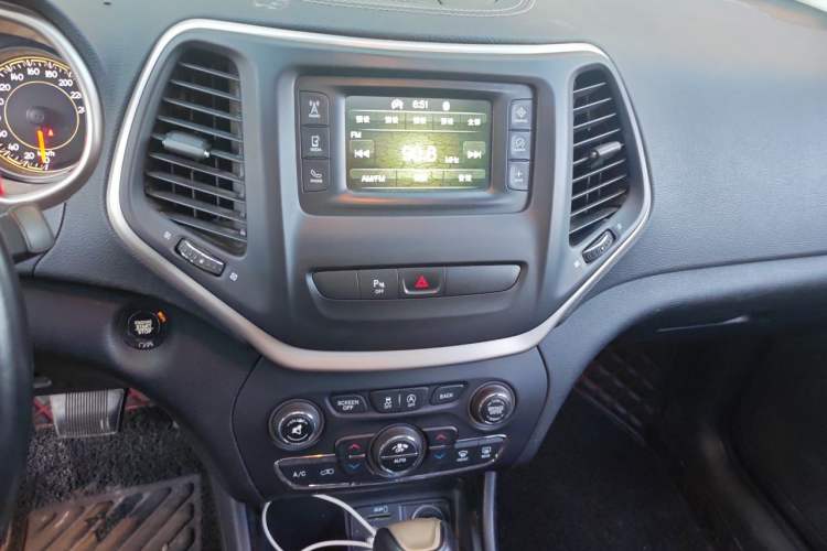 Used Jeep Cherokee 2017 2.4L Leading Edition Audio And AC Panel