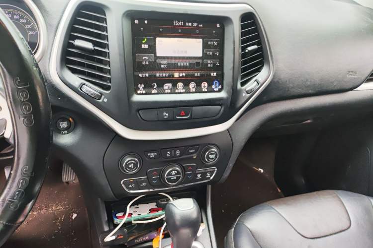 Used Jeep Cherokee 2017 2.0L Superior Edition Audio And AC Panel