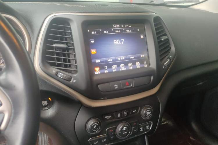 Used Jeep Cherokee 2017 2.4L Leading Smart Edition Audio And AC Panel
