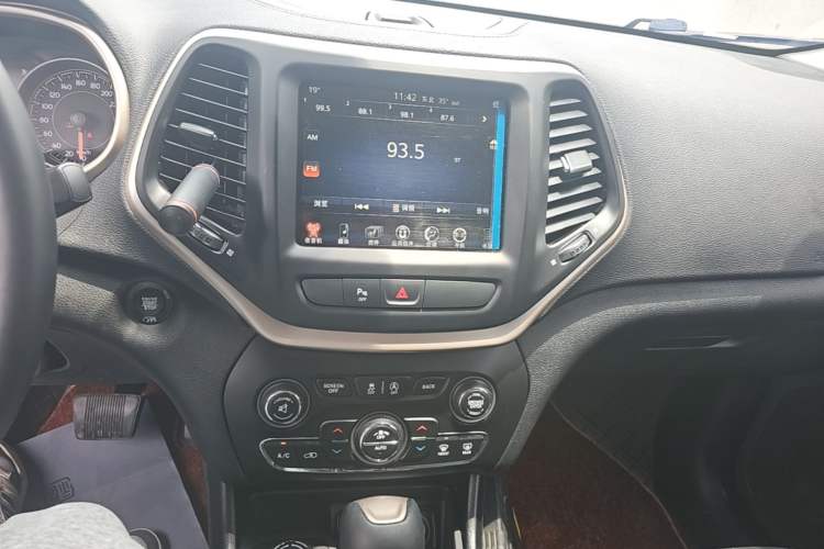 Used Jeep Cherokee 2017 2.4L Excellence Edition Audio And AC Panel