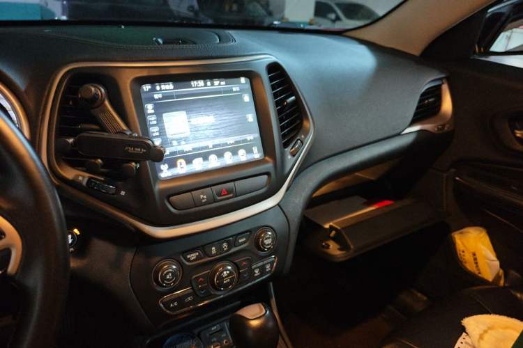 Used Jeep Cherokee 2017 2.4L Leading Edition Audio And AC Panel