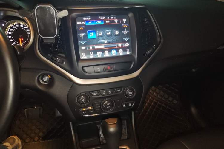 Used Jeep Cherokee 2017 2.0L Superior Edition Audio And AC Panel