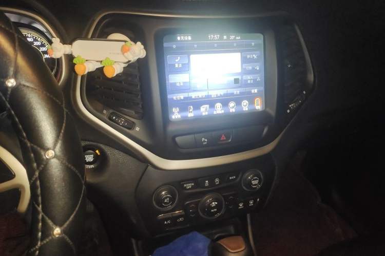 Used Jeep Cherokee 2017 2.0L Superior Edition Audio And AC Panel