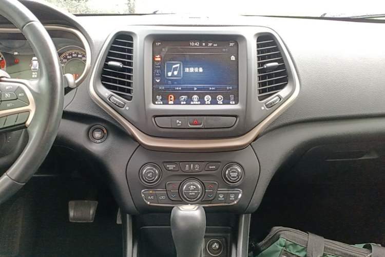 Used Jeep Cherokee 2017 2.4L Leading Smart Edition Audio And AC Panel