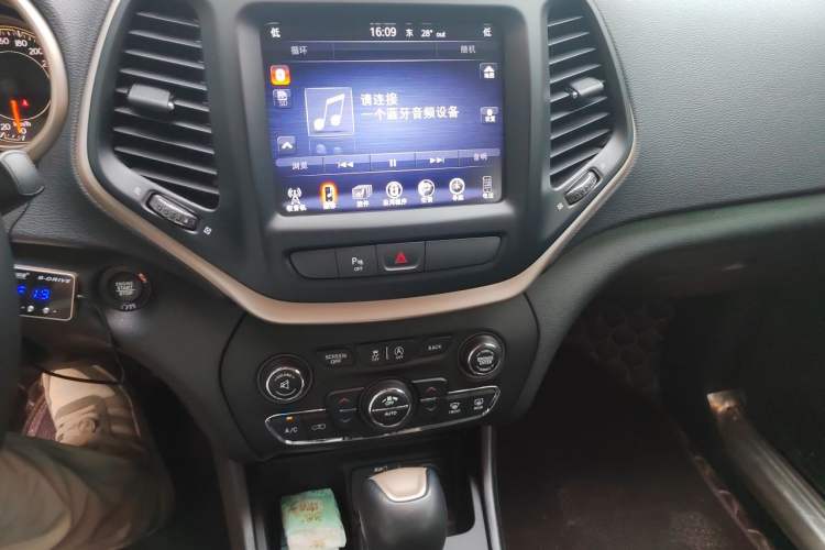 Used Jeep Cherokee 2017 2.0L Superior Edition Audio And AC Panel