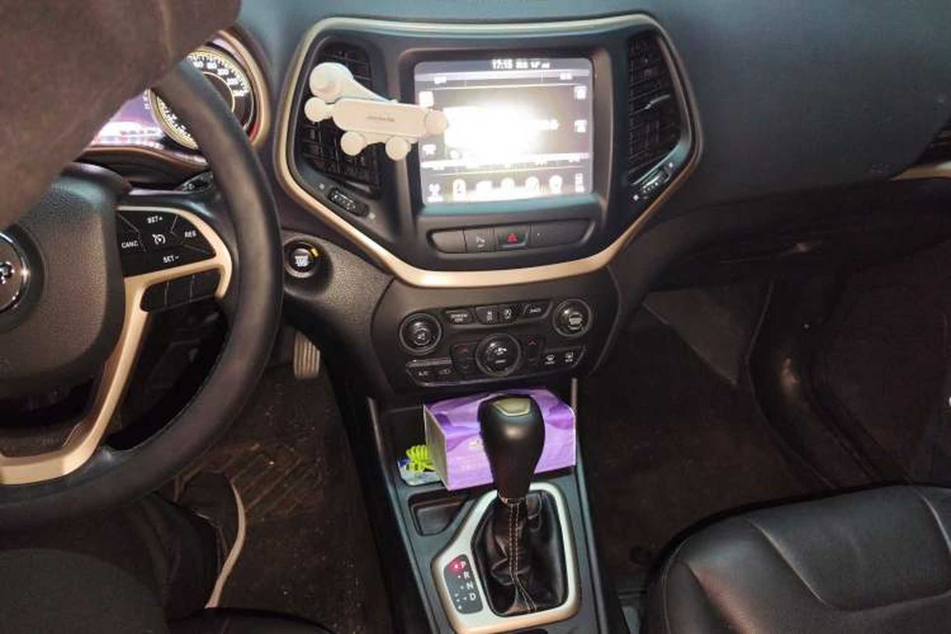 Used Jeep Cherokee 2017 2.0L Superior Edition Audio And AC Panel