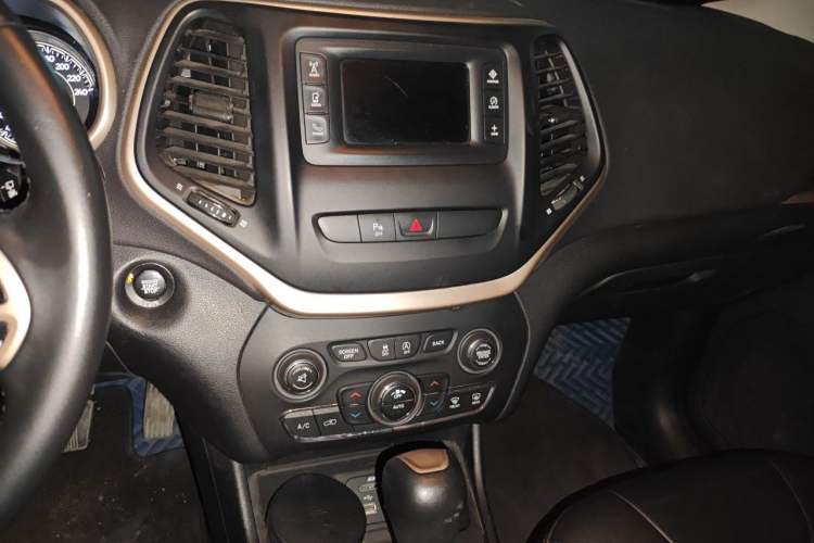 Used Jeep Cherokee 2017 2.4L Leading Edition Audio And AC Panel