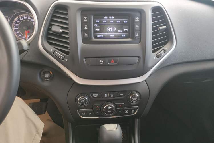 Used Jeep Cherokee 2017 2.4L Leading Edition Audio And AC Panel