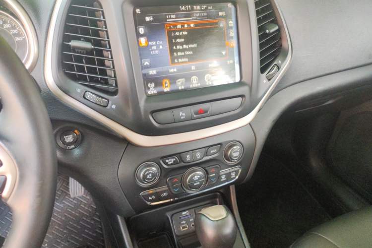 Used Jeep Cherokee 2017 2.0L Superior Edition Audio And AC Panel