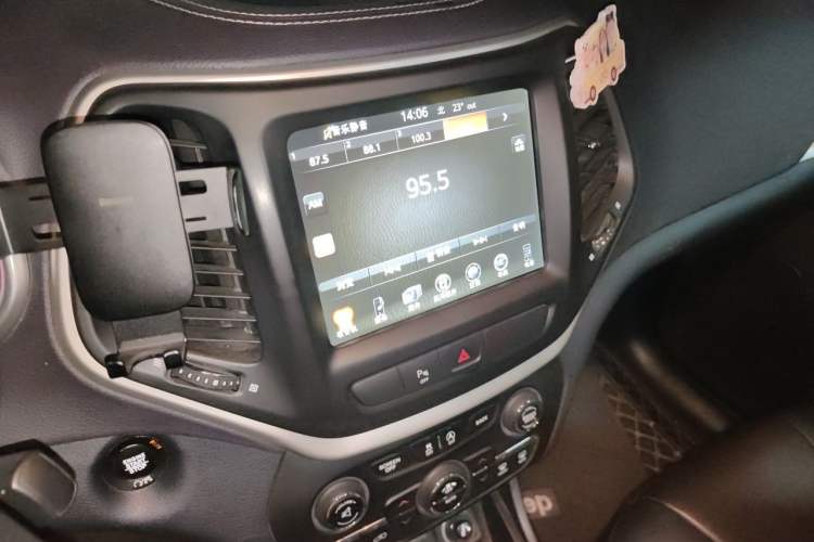 Used Jeep Cherokee 2017 2.4L Professional Smart Edition Audio And AC Panel