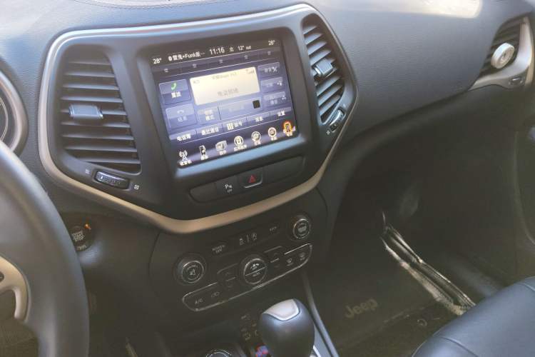 Used Jeep Cherokee 2017 2.4L Professional Smart Edition Audio And AC Panel