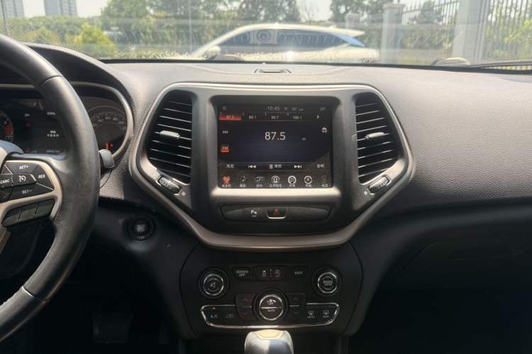 Used Jeep Cherokee 2017 2.4L Leading Smart Edition Audio And AC Panel