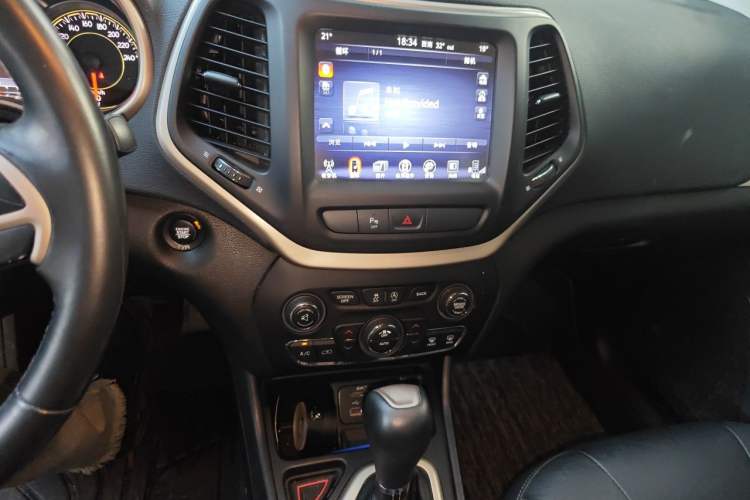 Used Jeep Cherokee 2017 2.4L Leading Smart Edition Audio And AC Panel
