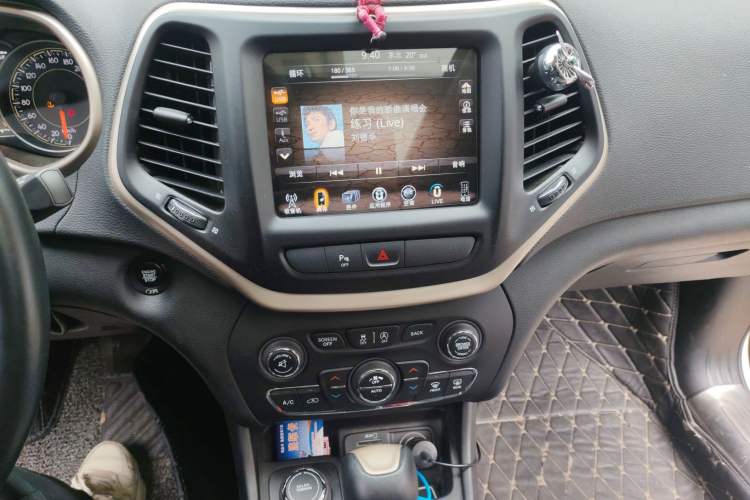 Used Jeep Cherokee 2017 2.4L Professional Smart Edition Audio And AC Panel