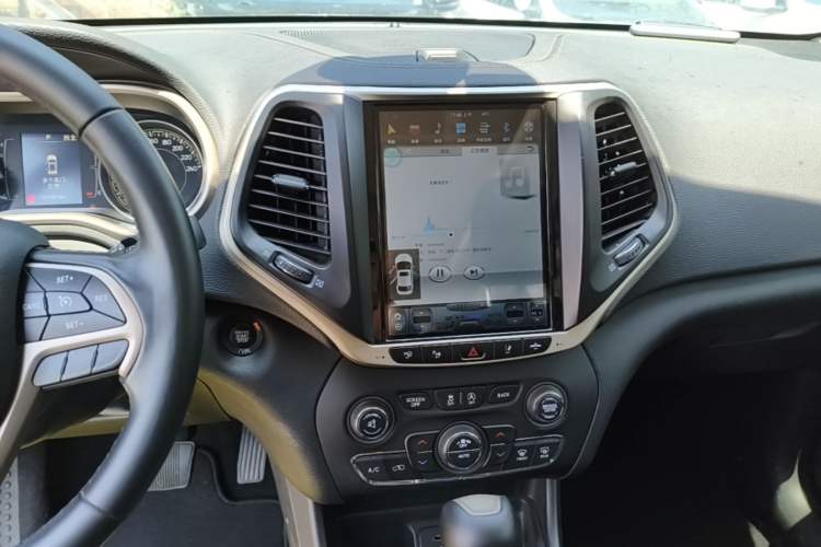 Used Jeep Cherokee 2017 2.4L Leading Edition Audio And AC Panel