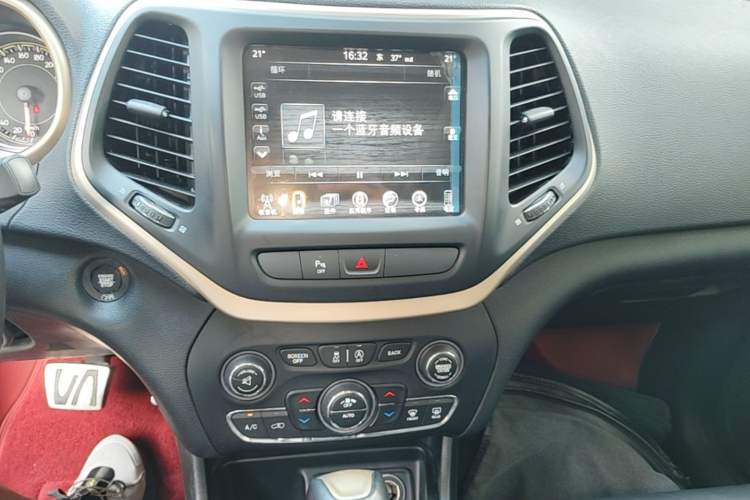 Used Jeep Cherokee 2017 2.0L Superior Edition Audio And AC Panel