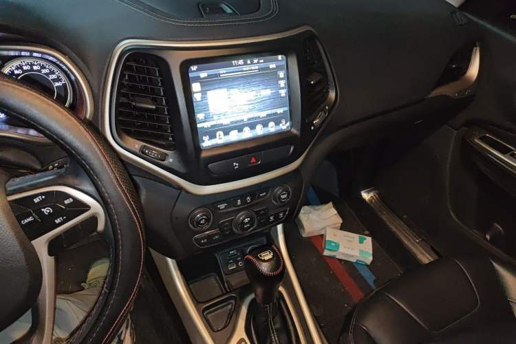 Used Jeep Cherokee 2017 2.0L Superior Edition Audio And AC Panel