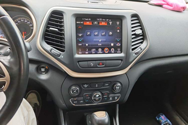Used Jeep Cherokee 2017 2.0L Superior Edition Audio And AC Panel